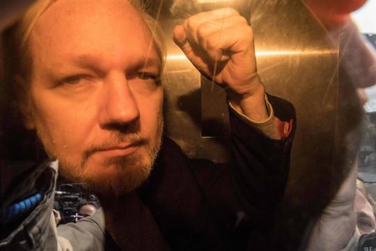 Julian Assange é condenado a 50 semanas de prisão por violar condicional