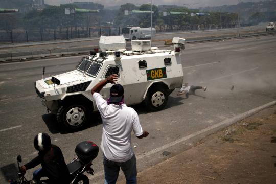 Não deveriam ficar na frente dos blindados, diz Mujica sobre manifestantes na Venezuela