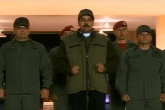 Maduro faz marcha com militares para reafirmar lealdade das tropas