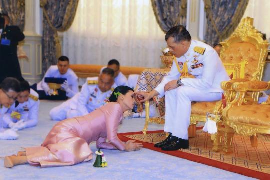 Rei da Tailândia se casa secretamente com vice-chefe de sua segurança pessoal