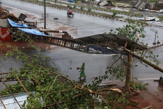 Cyclone slams into Indian temple town, Bangladesh braces with evacuation order