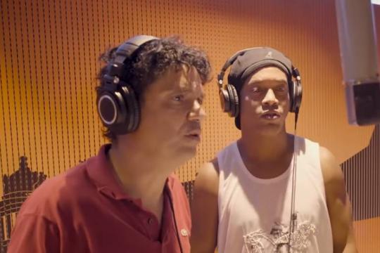 Ronaldinho Gaúcho e Jorge Vercillo gravam música criticando política: 'Só o povo pode mudar'