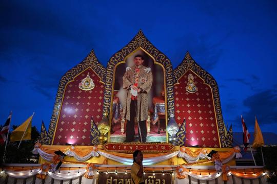 Novo rei da Tailândia é 'político' e pró-militar