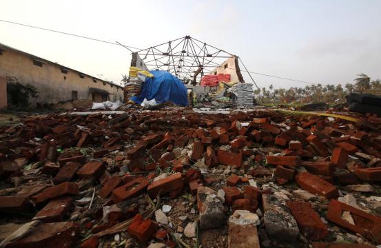 India cyclone kills at least 33, hundreds of thousands homeless