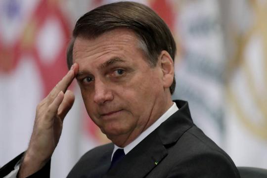 Após críticas a general, Bolsonaro diz que não regulamentará mídias sociais
