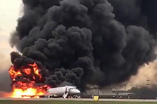 Avião pega fogo ao fazer pouso de emergência em Moscou e mata 41