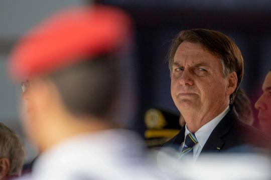 É tudo um time só, diz Bolsonaro sobre embate entre militares e olavistas