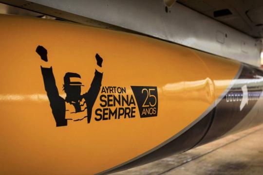 Ayrton Senna recebe homenagem em avião da Força Aérea Brasileira