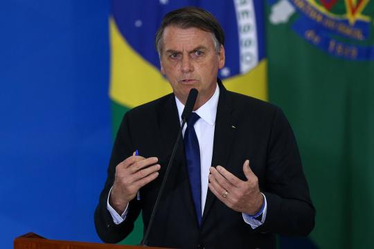 Bolsonaro defende direito de Olavo de criticar, diz que engole sapo e fica quieto