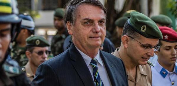 Publicado no Diário Oficial | Em decreto, Bolsonaro dá direito a porte de arma a políticos e jornalistas