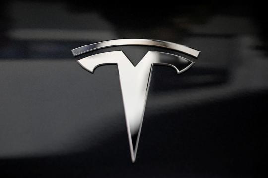 Tesla closes $2.7 billion mixed offering of shares, debt