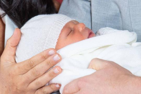 Meghan e Harry posam para fotos com o novo bebê real pela primeira vez