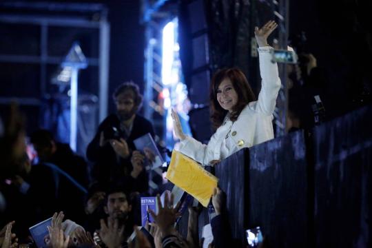 Aclamada em lançamento de livro, Cristina Kirchner prega 'pacto entre argentinos'