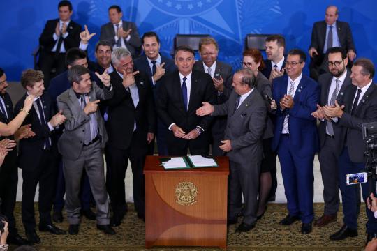Decreto presidencial | Abertura do mercado de armas por Bolsonaro assusta setor de defesa