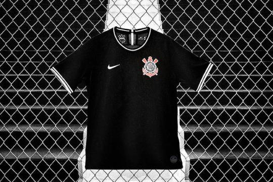 Corinthians lança camisa oficial em homenagem a torcida organizada