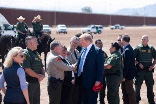 Pentágono entrega mais US$ 1,5 bi para muro na fronteira com o México