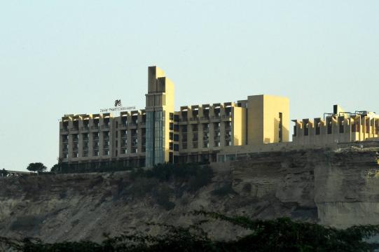 Atiradores invadem hotel de luxo no Paquistão e matam ao menos um