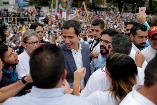 Em dia de protestos tímidos, Guaidó pede que venezuelanos continuem saindo às ruas