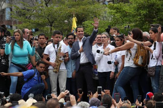 Guaidó autoriza embaixador a discutir com os EUA presença de grupo terrorista na Venezuela