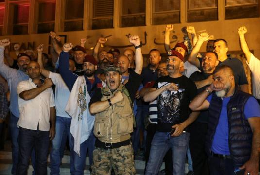 Retired Lebanese soldiers picket central bank over cuts