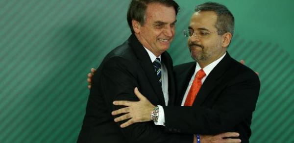 Telefonou para ministro  | Um dia antes de greve, Bolsonaro recua de cortes no MEC, dizem aliados