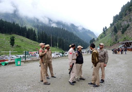 Thousands of Indians flee Kashmir after security advisory: official
