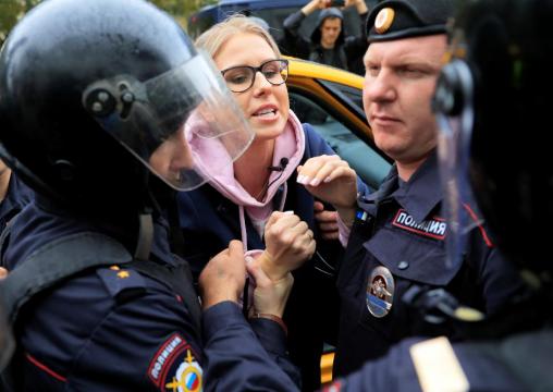 Russian police detain prominent opposition activist before protest