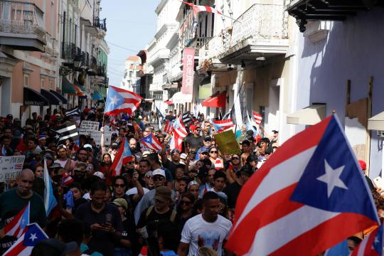 Em meio à crise política de Porto Rico, Trump coloca novas restrições em ajuda à ilha