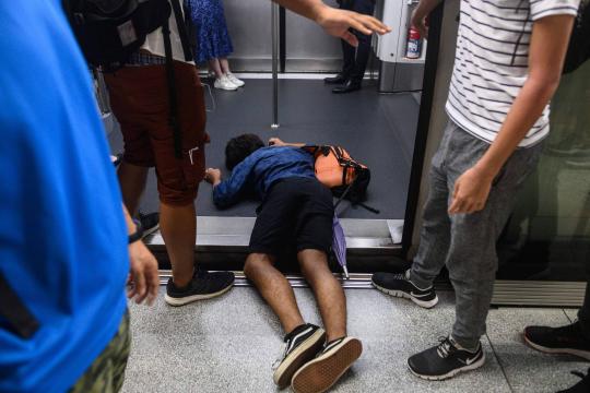 Greve geral em Hong Kong gera caos no trânsito, bloqueia trens e paralisa aeroporto