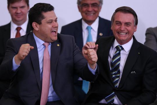Senadores temem que Alcolumbre deixe posição de autonomia em relação a Bolsonaro