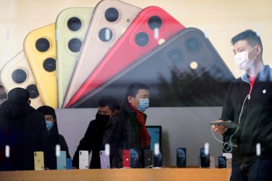 Apple's budget iPhone unlikely to make splash in China: Weibo poll