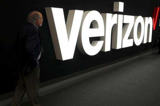 Verizon pulls 2020 revenue view as it loses wireless subscribers