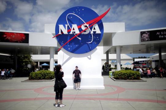 Musk's SpaceX, Bezos' Blue Origin land contracts to build NASA's astronaut moon lander