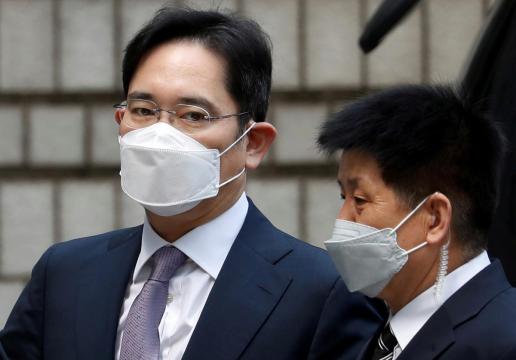 Samsung heir appears in court, awaits decision on whether he'll be jailed again