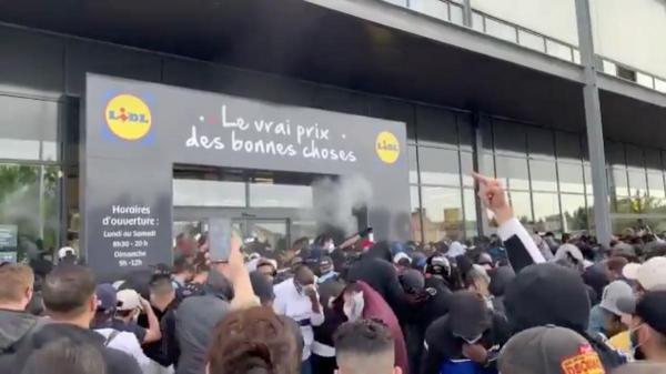 Pepper spray and scuffles as bargain hunters crowd Lidl launch in France