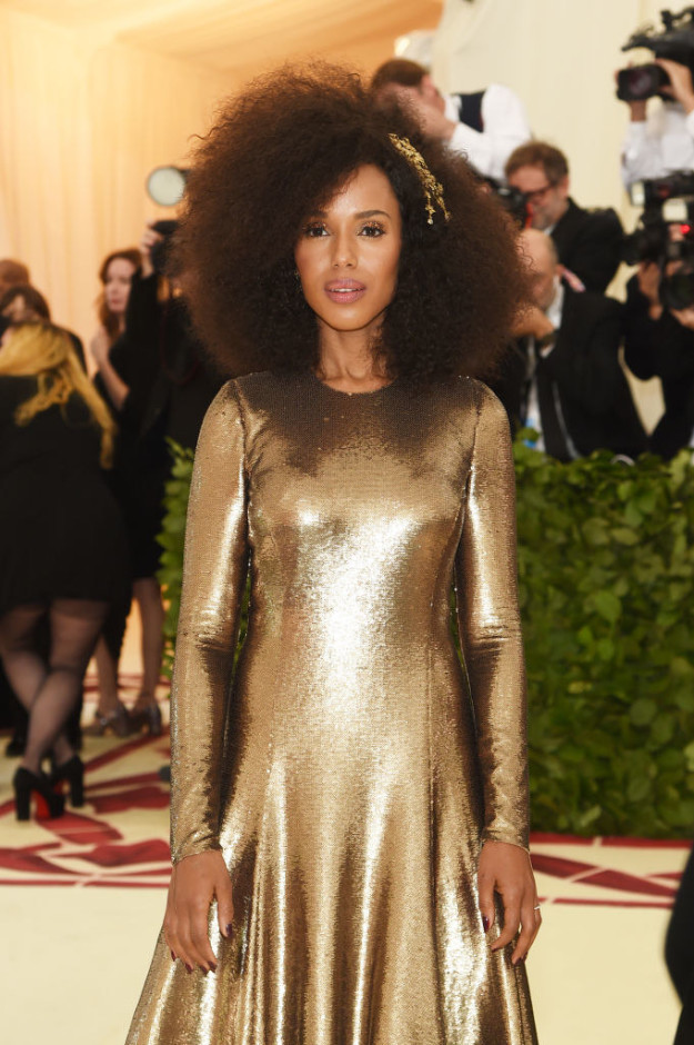 In case you haven't been paying attention, tonight is the Met Gala and Hollywood is dressed to the nines. That includes Kerry Washington who just walked onto the carpet looking like a sparkling golden goddess!