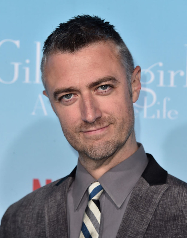 But then, a mere two years later at the 2016 Gilmore Girls: A Year In The Life premiere, Sean showed up looking...very silver fox-esque. He's not quite full silver fox, but he's sporting some very flattering flecks of grey.