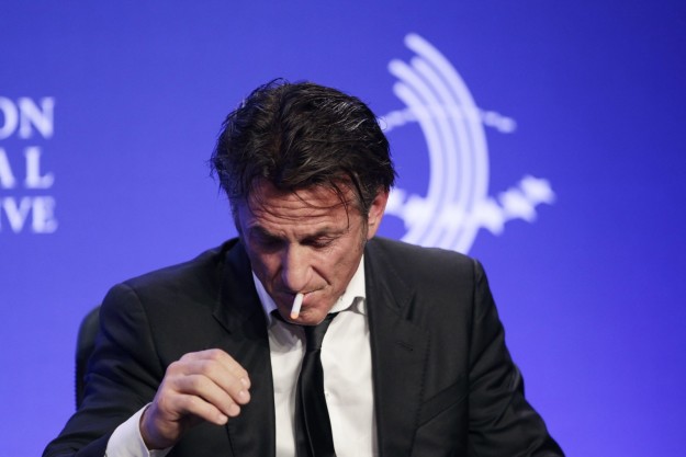 Here's Sean Penn vaping right there on a stage! ON A STAGE!
