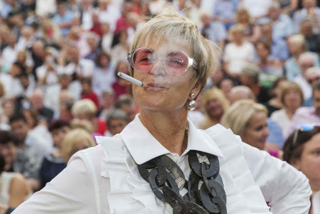 Believe it or not, Gloria, Princess of Thurn and Taxis, vapes.