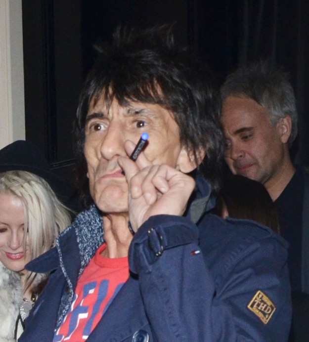 Ronnie Wood from the Rolling Stones vaping.