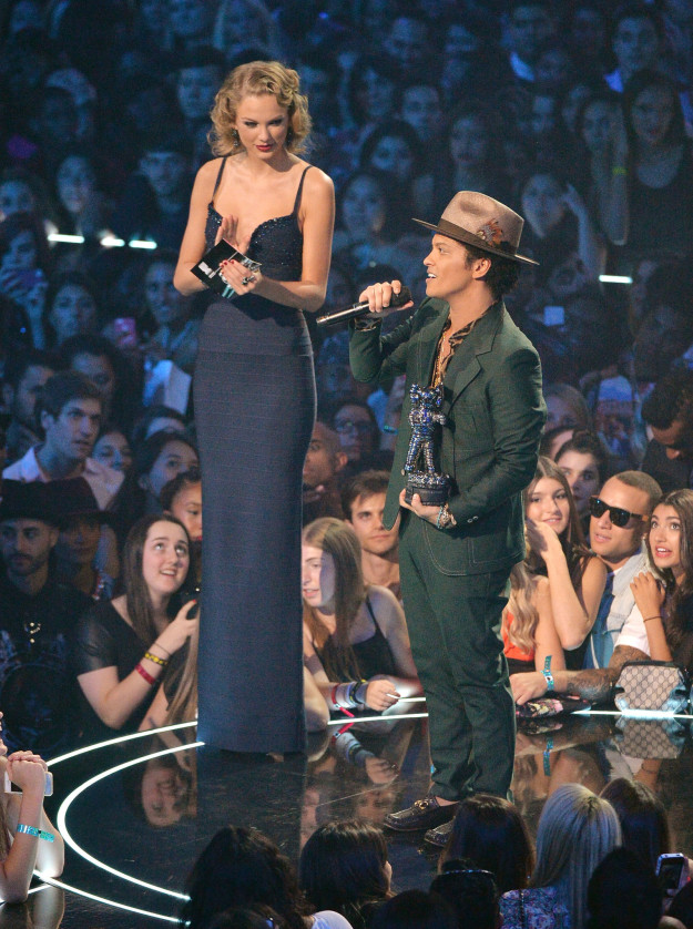 Taylor Swift towered over Bruno Mars at the VMAs (dying @ all the people in the audience staring at them).