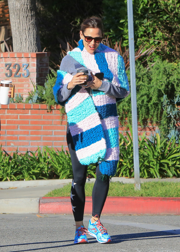 Anywho, after that ~incident~, it seemed like no one could or would ever DARE to wear a big ol' scarf again. Until yesterday. When Jennifer Garner aka Jennifer "Brave" Garner, stepped out for the first time as the new Scarf Qwing (that's my new gender-neutral term for a person in power).