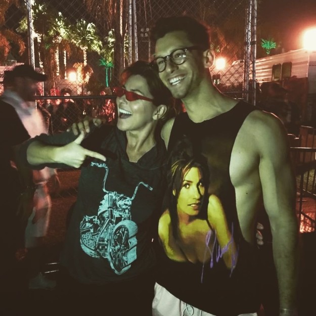 Moving on, here's S:QOC (Shania: Queen Of Coachella) in another casual lewk with a fan who is wearing a shirt with her face on it and she's making a FINGER GUN.