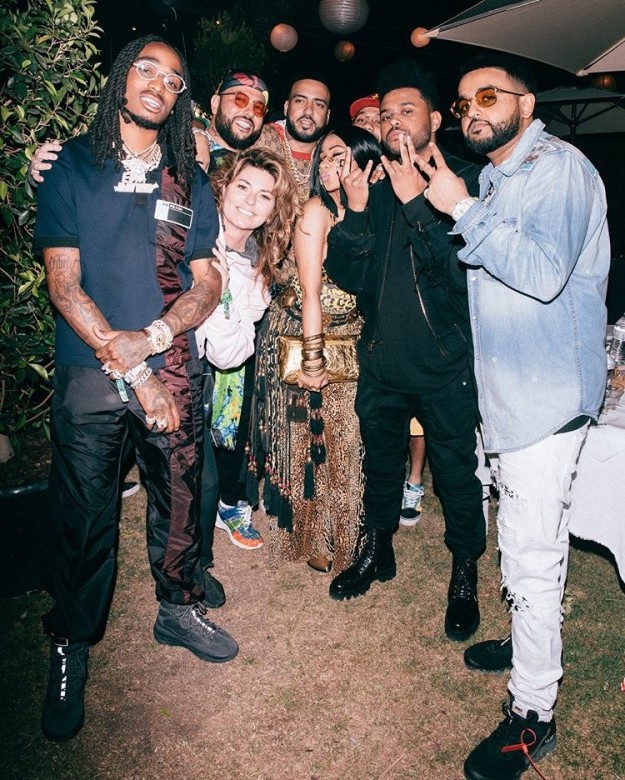And then there was actually another really good pic taken where Shania is glowing! It's still really random and I don't totally understand, but it just proves Shania is the queen of Coachella and everyone wants to be around her!