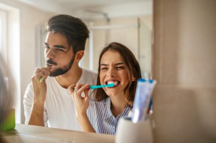 couple-brushing-teeth-stay-sharp-1024x682.jpg