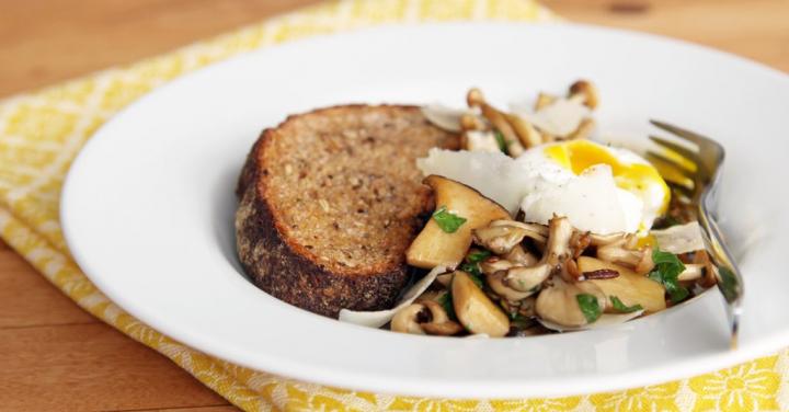 Saut%C3%A9ed-Mushrooms-Poached-Egg.jpg