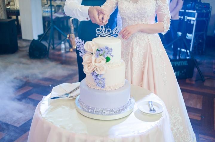 bride-groom-cutting-their-wedding-cake-1024x681.jpg