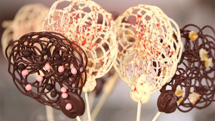 Chocolate-Lace-Lollipops.jpg