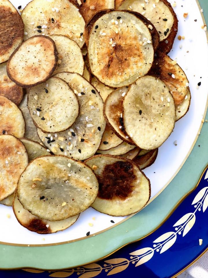 Everything-Bagel-Oven-Roasted-Potato-Chips.jpeg