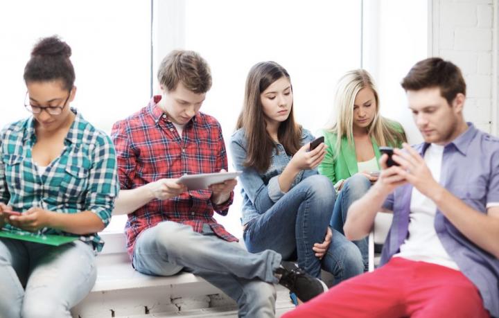 teens-on-phones-1024x653.jpg